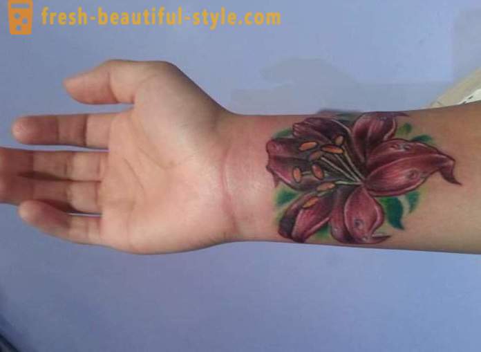 Blomst tatovering på håndleddet for jenter. verdi