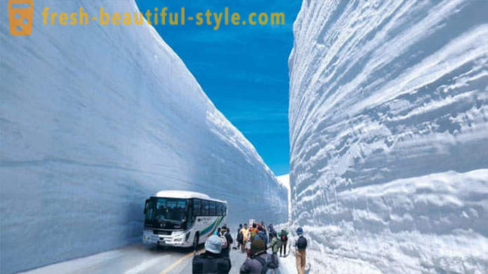 Utrolig snø korridor i Japan