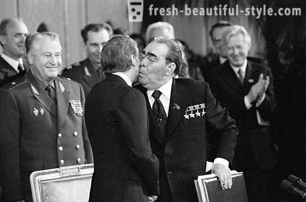 Som verdens ledere prøvde å unngå kyssing Bresjnev