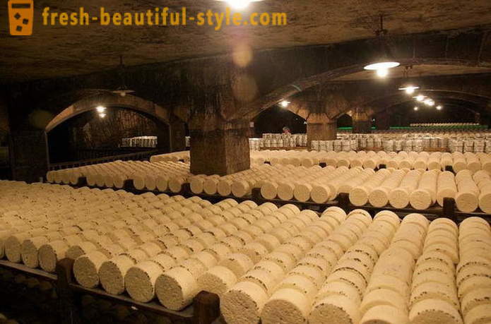Produksjonsprosessen av fransk Roquefort ost fra gamle oppskrifter