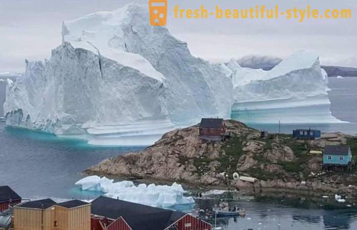 Grønland landsby truet av et stort isfjell