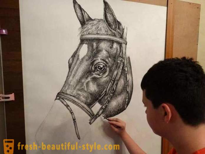 Serbisk tenåring trekker flotte portretter av dyr ved hjelp av en blyant eller kulepenn