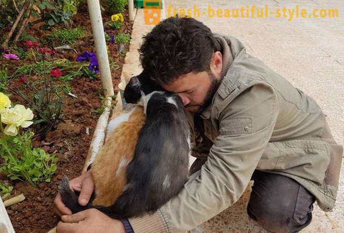 Mannen holdt seg i krigsherjede Aleppo for å ta vare på forlatte dyr