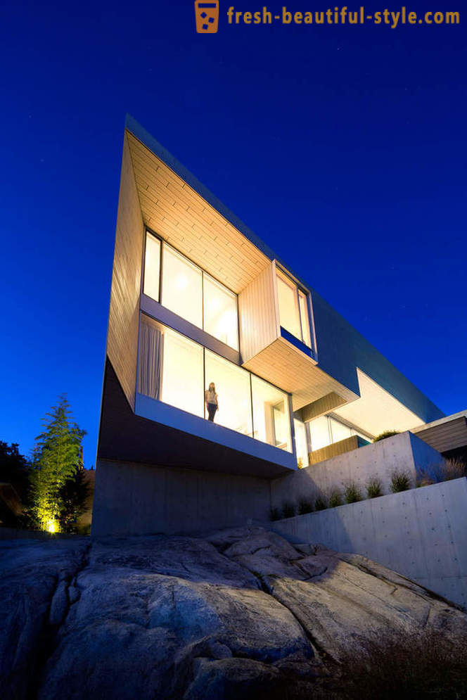 Arkitekturen og interiøret i huset ved havet i West Vancouver