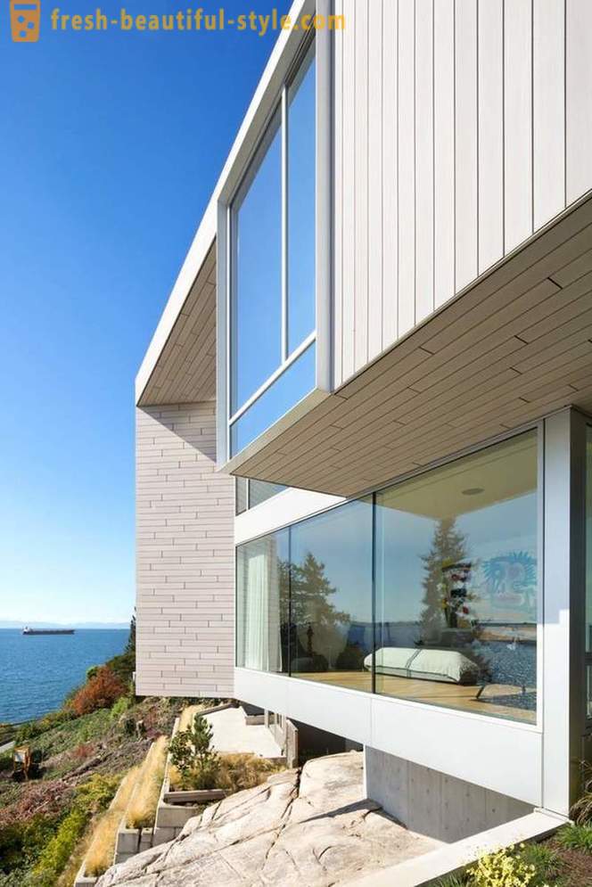 Arkitekturen og interiøret i huset ved havet i West Vancouver