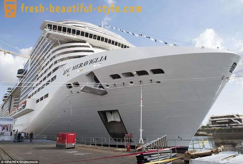 Lansering seremoni av en gigantisk cruiseskip Maraviglia