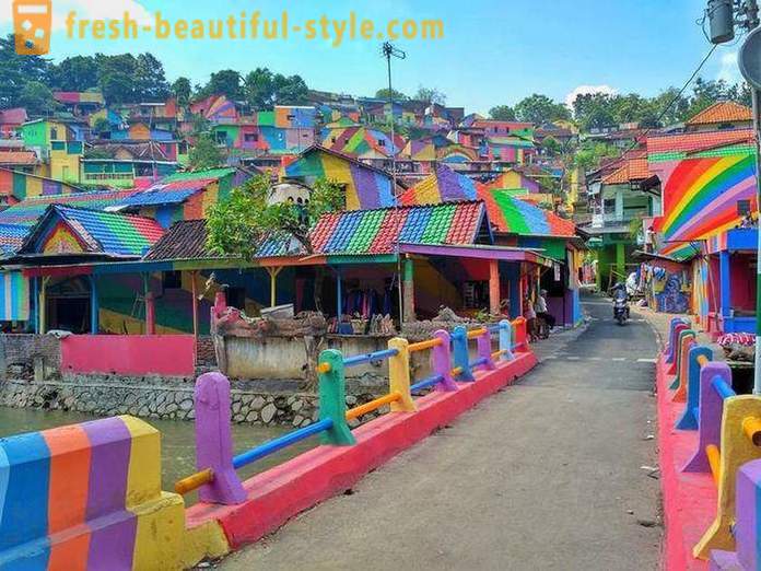 Hus i den indonesiske landsbyen malt i alle regnbuens farger