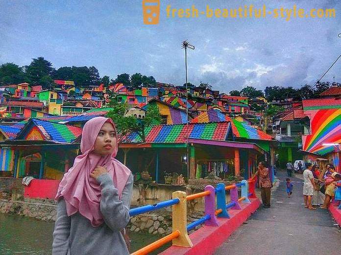 Hus i den indonesiske landsbyen malt i alle regnbuens farger
