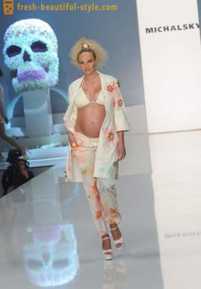 Besudle i en interessant posisjon: Irina Shayk og annen gravid modell som frimodig tok på podiet