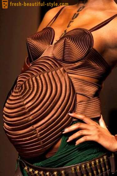 Besudle i en interessant posisjon: Irina Shayk og annen gravid modell som frimodig tok på podiet