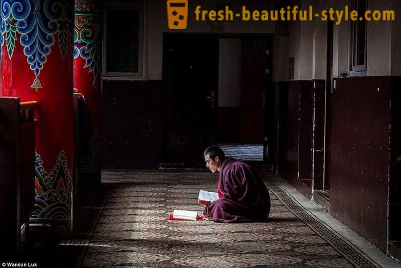 Den største buddhistiske Academy i verden for 40.000 TV-munker forbudt, men tillatt iPhone
