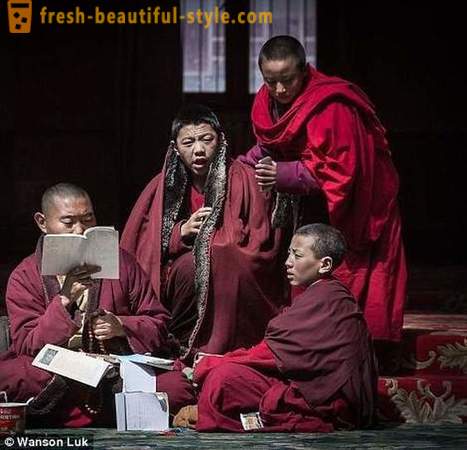 Den største buddhistiske Academy i verden for 40.000 TV-munker forbudt, men tillatt iPhone