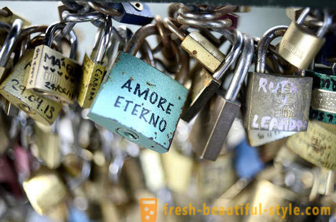 Millioner bevis på kjærlighet fjernet fra Pont des Arts i Paris
