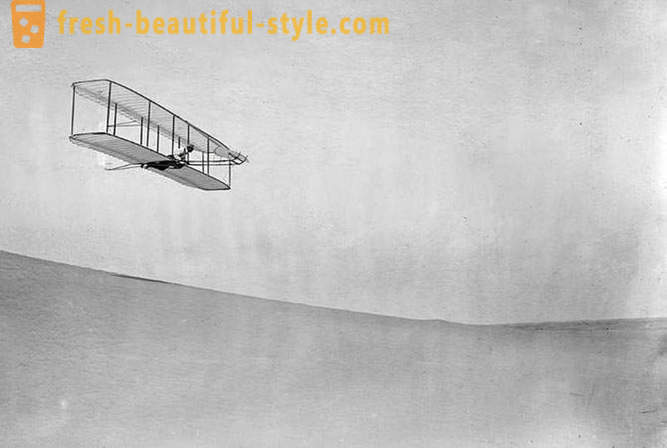 Den første bemannede fly med fly
