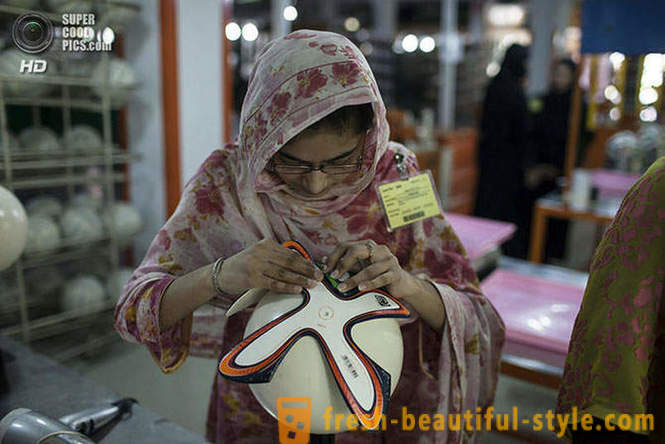 Produksjonen av de offisielle 2014 World Cup baller i Pakistan