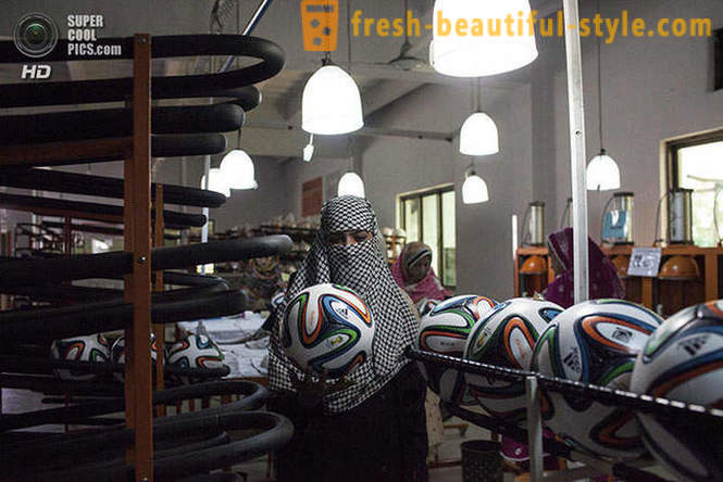 Produksjonen av de offisielle 2014 World Cup baller i Pakistan