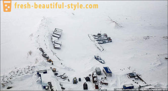 Flying med helikopter Mi-8 på snø Surgut