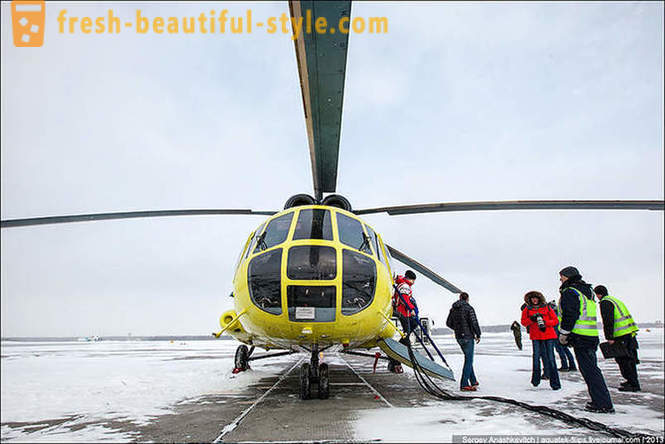 Flying med helikopter Mi-8 på snø Surgut