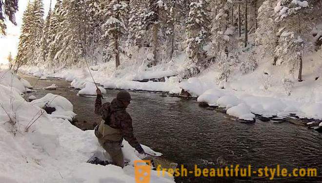 Vinter fiske på Ob River i Barnaul