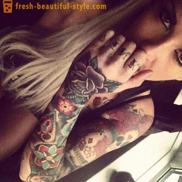 Kvinner tatovering på armen: attraktiv uttrykk