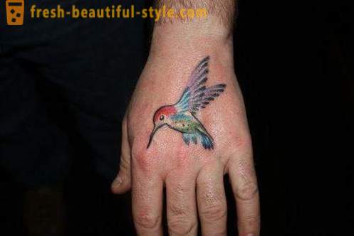 Hummingbird tatovering - et symbol på livskraft og energi